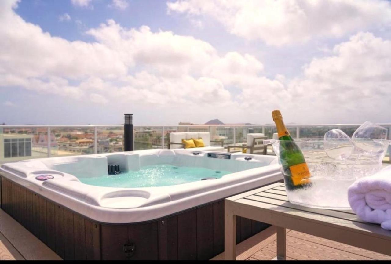Stylish Luxury Condo, Central Location, Ocean View, Pool, Gym Oranjestad Extérieur photo